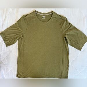 REI Co-op Men’s Performance Hiking Tee XL Olive Green Short Sleeve - NEVER WORN!